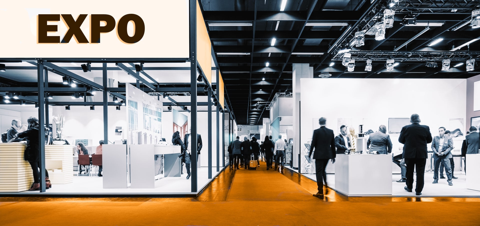 Menschenmenge vor Messestand mit Banner